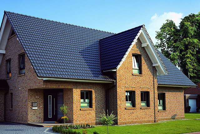 在木材木房子的屋顶的陶瓷砖或熟料砖日志和房子