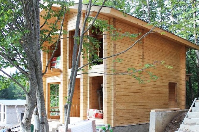 木制房屋“Til”来自胶合层压木材准备装配
