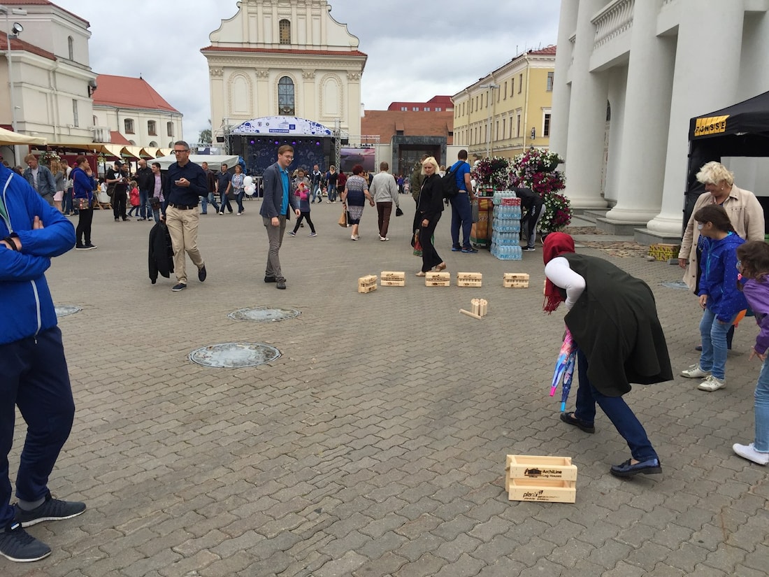 在明斯克芬兰文化日的“Archiline”在芬兰城镇“Molka”Mölkky（Melka）举办一系列游戏