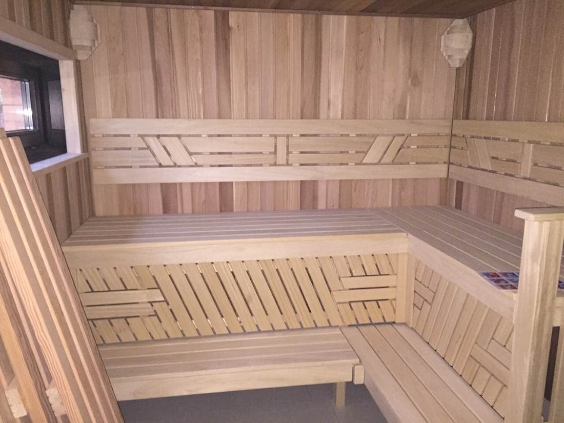एक लकड़ी के घर के अंदर, भाप से भरा कमरा