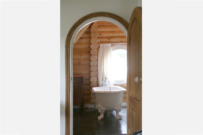 एक लकड़ी के घर के अंदर, बाथरूम