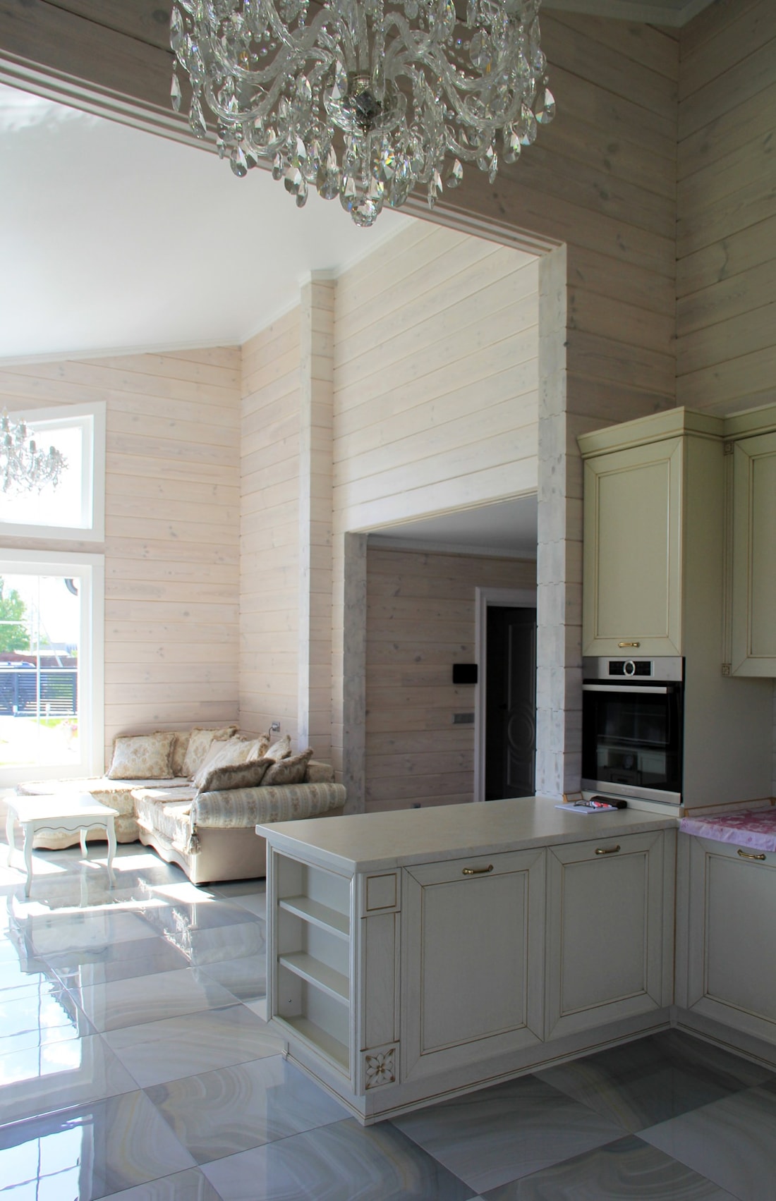 Casa de madera gris de chapa de madera laminada con dos dormitorios, proyecto "Salud"