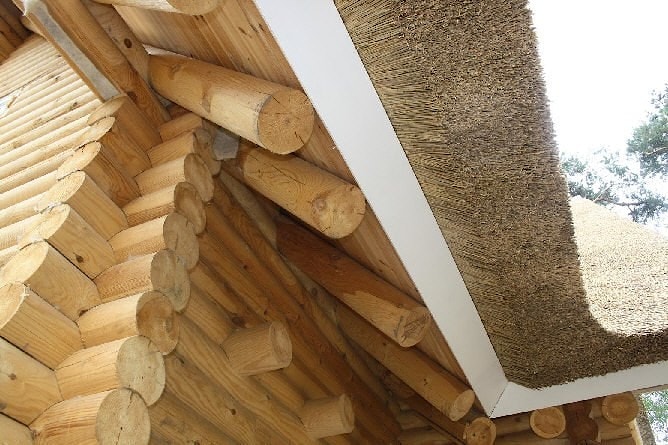 Casa de campo hecha de troncos redondeados secos técnicos, techo de caña, proyecto "Holanda" 167 m2