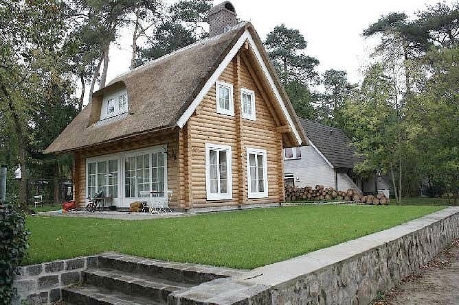 Casa de campo hecha de troncos redondeados secos técnicos, techo de caña, proyecto "Holanda" 167 m2