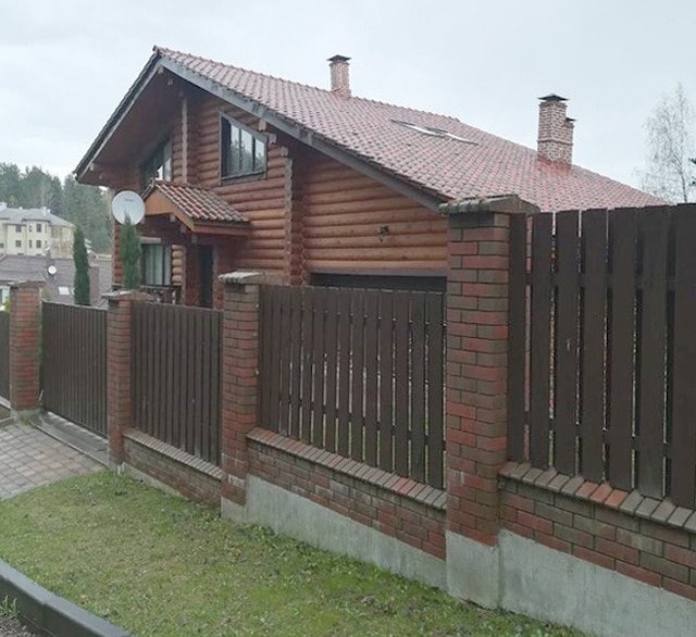 Casa de madera en pendiente y valla de ladrillo clinker, proyecto "Adelweiss" 220 m2,