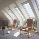 木制房屋屋顶的木制窗户露台