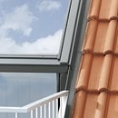 木制房屋屋顶的木制窗户露台