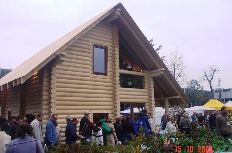 2006年一个木房子的建筑在交钥匙波兰 - 华沙，波兰  