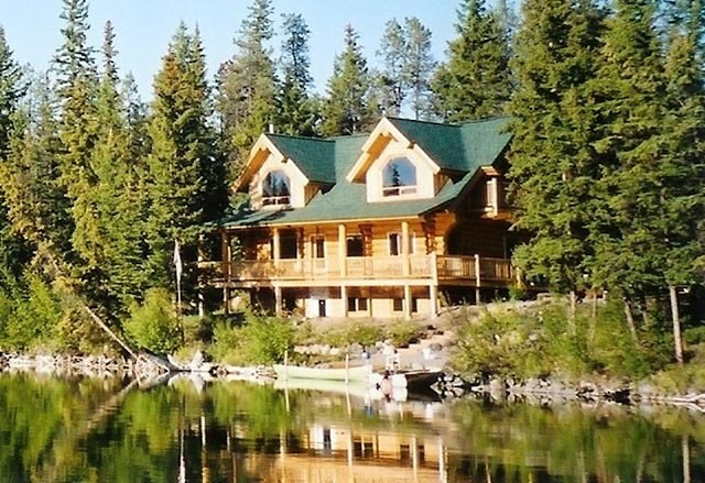 密歇根湖上的一个木房子从手工切割的日志（圆形日志，层压单板木材）。 “190号房屋”项目 - 总面积190平方米  