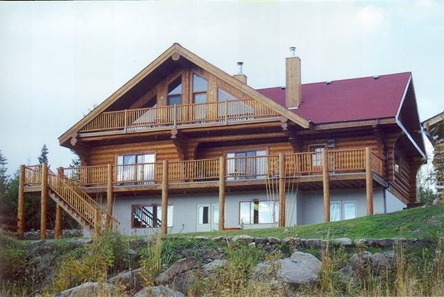 湖的岸的木房子从日志（干燥日志，被碾压的表面饰板木材）。项目“House 245” - 总面积245平方米  