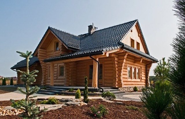 木制和石头房子与天然瓷砖和鲁本瓷砖的照片  