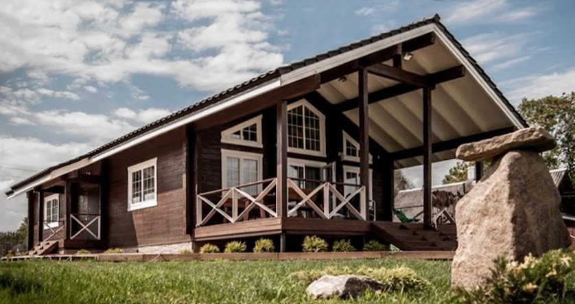 木制房屋带“Sutoki”乡村风格的室内装饰 -  141平方米 - 干燥异形木材 - 基础 - 螺旋桩 - 屋顶 - 瓷砖  