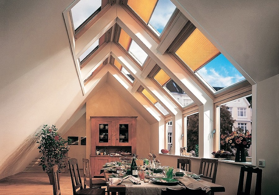 木制垂直前窗Velux为阁楼  