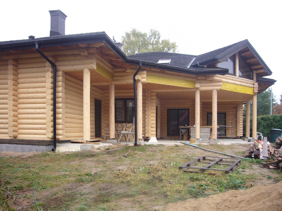 一个木房子的建筑由日志做成波兰  