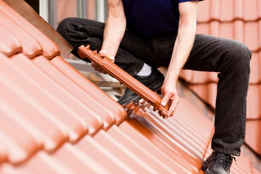 在屋顶上安装瓷砖，用木制桁架系统快速收缩房屋--RÖBEN第2部分  