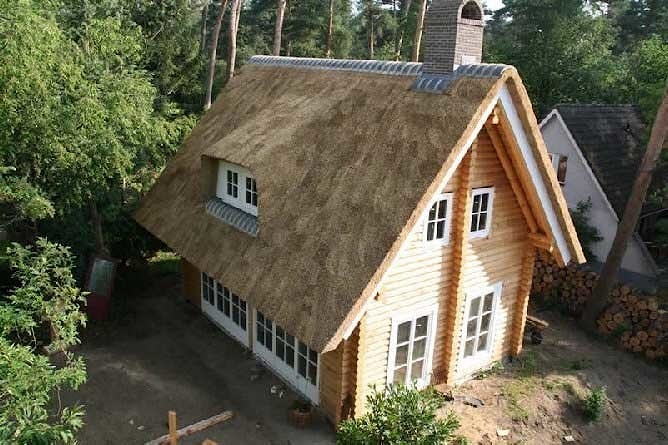 Casa de campo hecha de troncos redondeados secos técnicos, techo de caña, proyecto "Holanda" 167 m2  