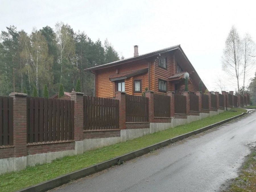 Casa de madera en pendiente y valla de ladrillo clinker, proyecto "Adelweiss" 220 m2,  