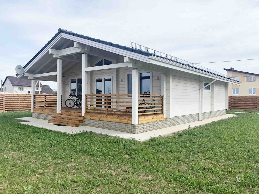 Trehus laget av laminert finertømmer med en terrasse "Eurodom" 82 m² Hviterussland  
