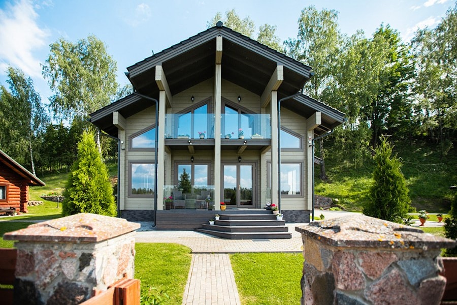 Et hus laget av tømmer med terrasse og oppvarming med komfyr, varmepumpe, gulvvarme og sokkel, "Fyr" 144 m² i Braslav  