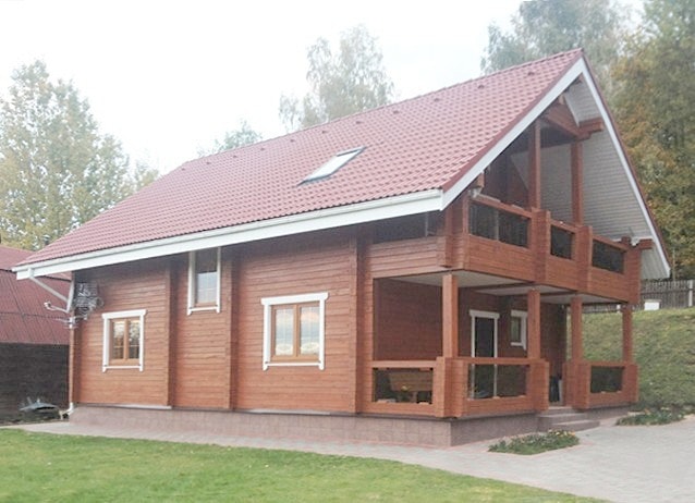 La casa es de madera de una barra, construida en Polonia, el proyecto "Tamak" 172 m²  